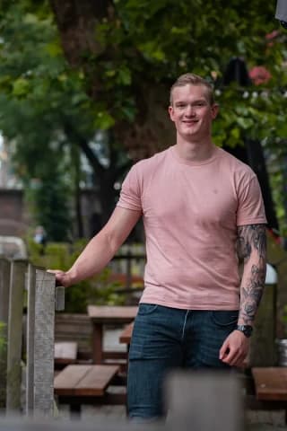 Jongen op de kade tijdens tindershoot in utrecht