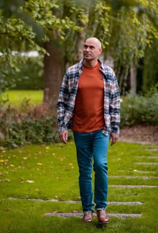 Man in tuin villa augustus dordrecht