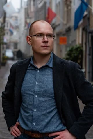 Man in winkelstraat tijdens tindershoot in rotterdam