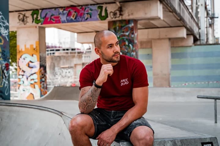 Man onder brug op skatebaan in dordrecht tijdens een tindershoot