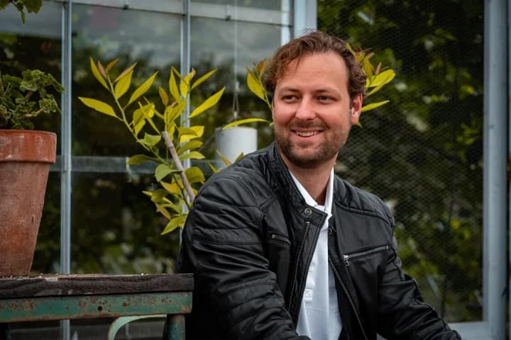 Man op stoel de tuin tijdens tindershoot in Dordrecht