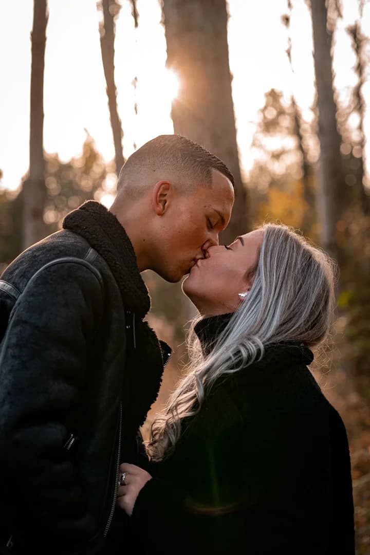 Verliefd stel kust bij zonsondergang